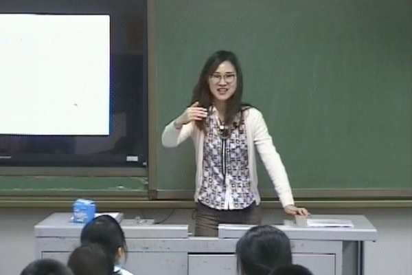 接着同学们开始自己动手去体验制作食品的乐趣